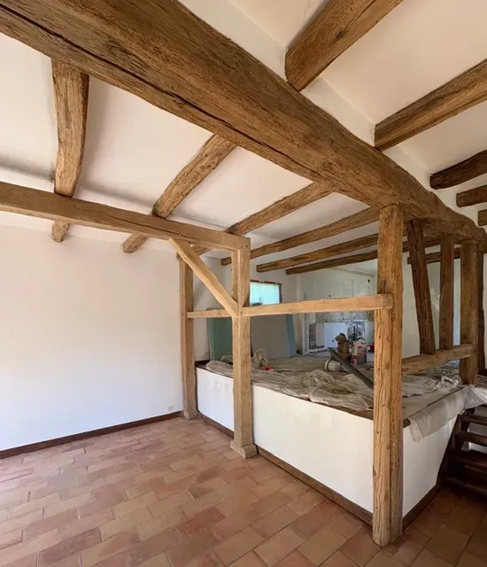 Rénovation de poutres anciennes dans une maison briarde
