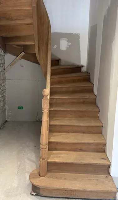 Décapage d’un escalier en chêne dans une longère