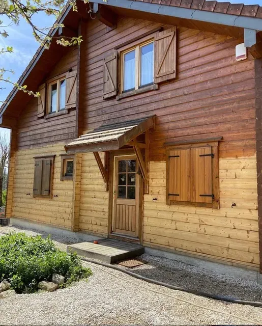 Décapage des façades d'un chalet en bois