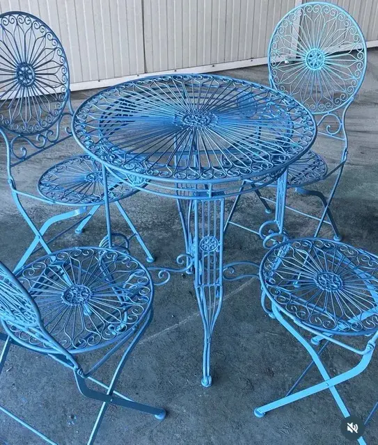 Décapage d’un salon de jardin en métal