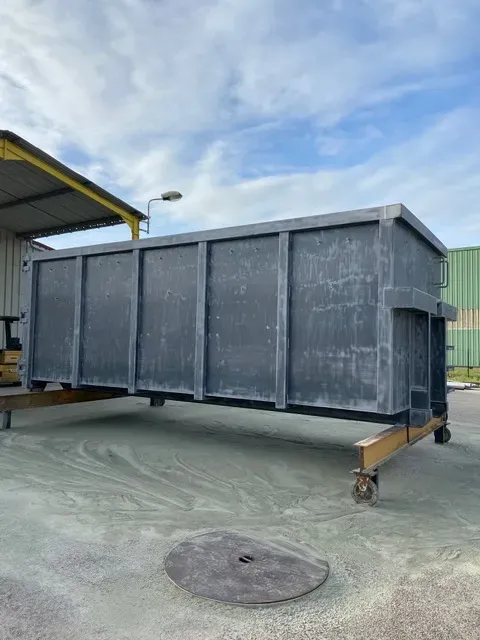 Sablage d'une benne ampliroll en métal