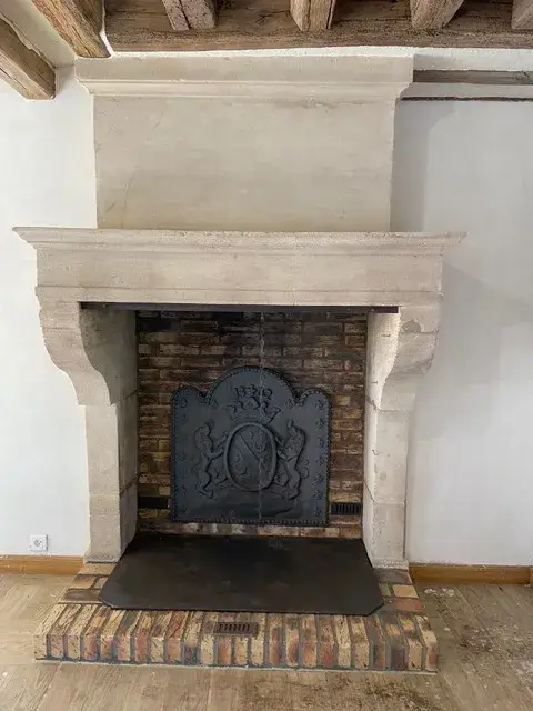 Nettoyage complet d’une cheminée en pierre