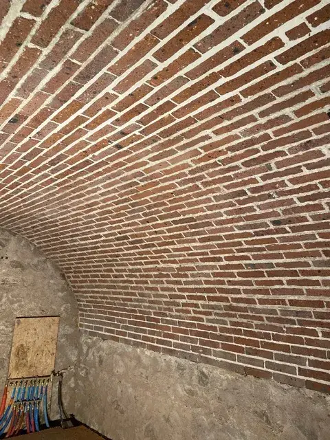 Nettoyage de murs en briques anciennes